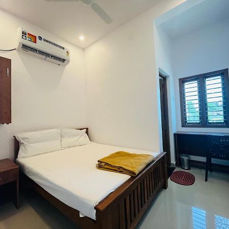 Sri Balaji Lodging Hotel Thiruchendur Bagian luar foto