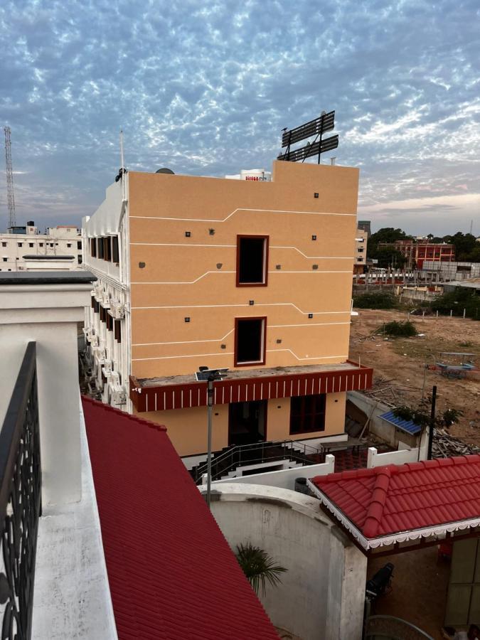 Sri Balaji Lodging Hotel Thiruchendur Bagian luar foto