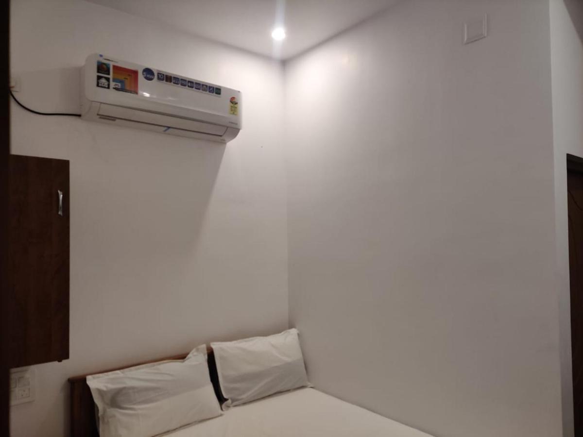 Sri Balaji Lodging Hotel Thiruchendur Bagian luar foto