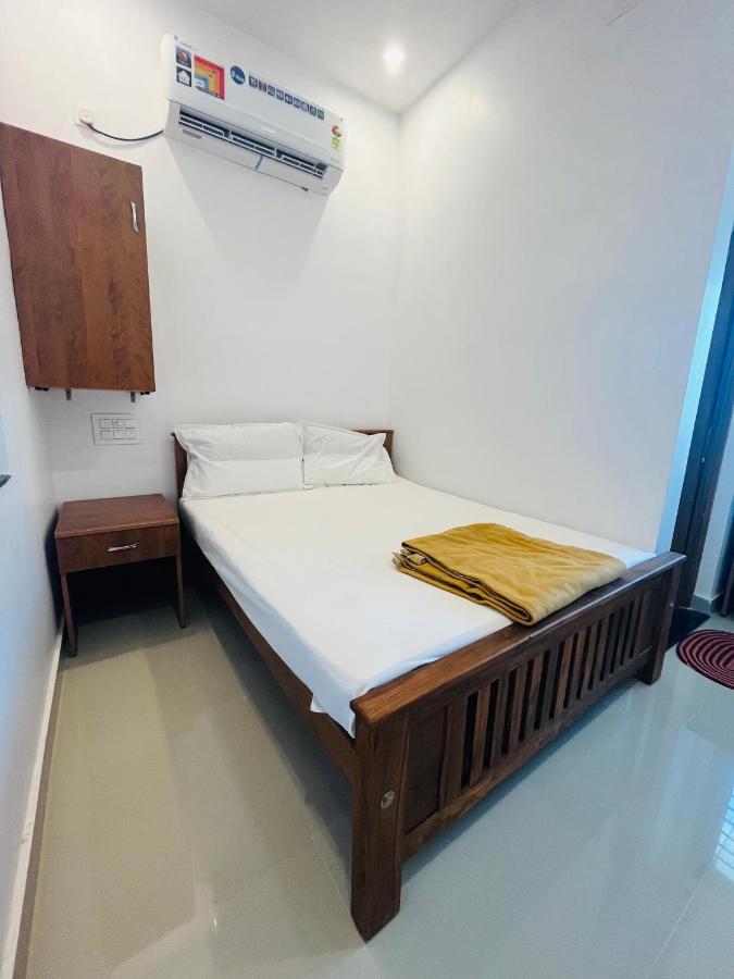 Sri Balaji Lodging Hotel Thiruchendur Bagian luar foto
