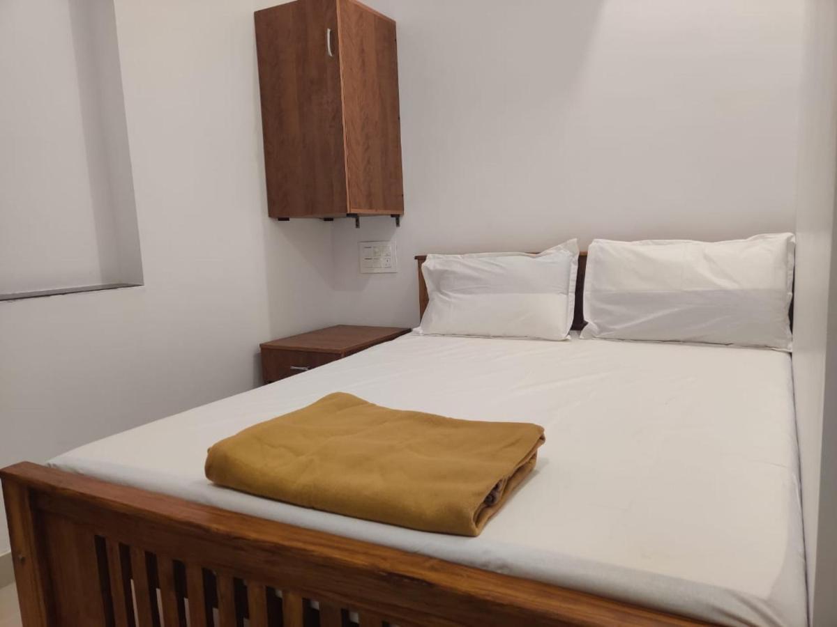 Sri Balaji Lodging Hotel Thiruchendur Bagian luar foto
