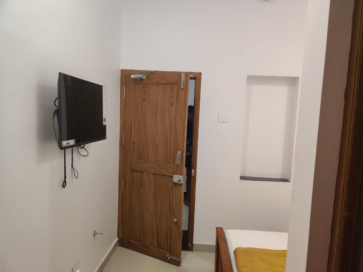Sri Balaji Lodging Hotel Thiruchendur Bagian luar foto