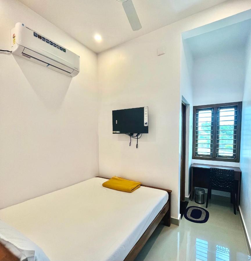 Sri Balaji Lodging Hotel Thiruchendur Bagian luar foto