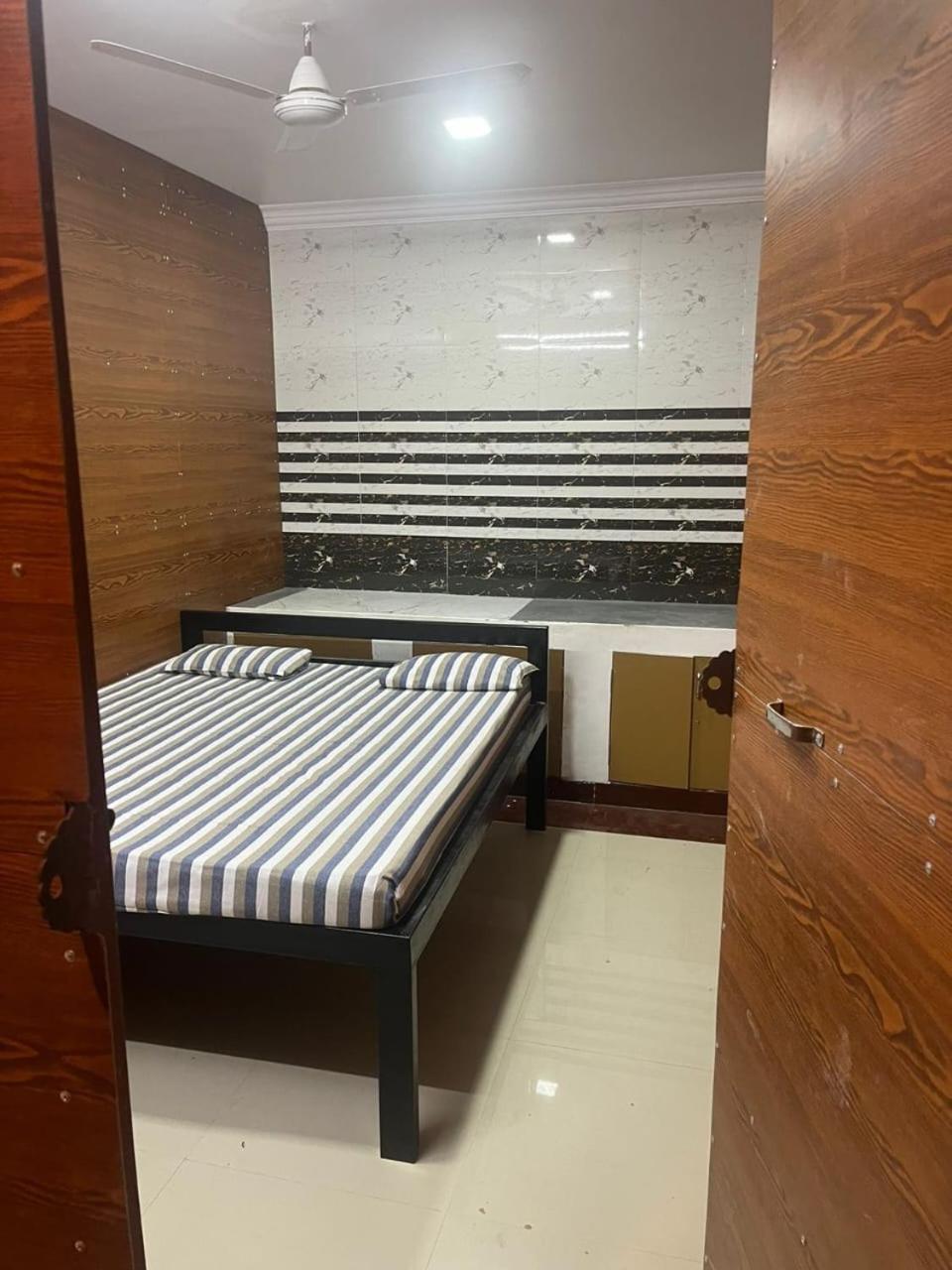 Sri Balaji Lodging Hotel Thiruchendur Bagian luar foto